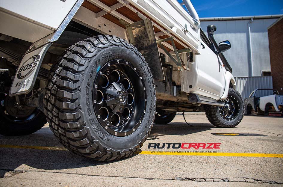 TOYOTA HILUX N70 4WD REVOLVER GLOSS BLACK WITH MILLED ACCENTS
